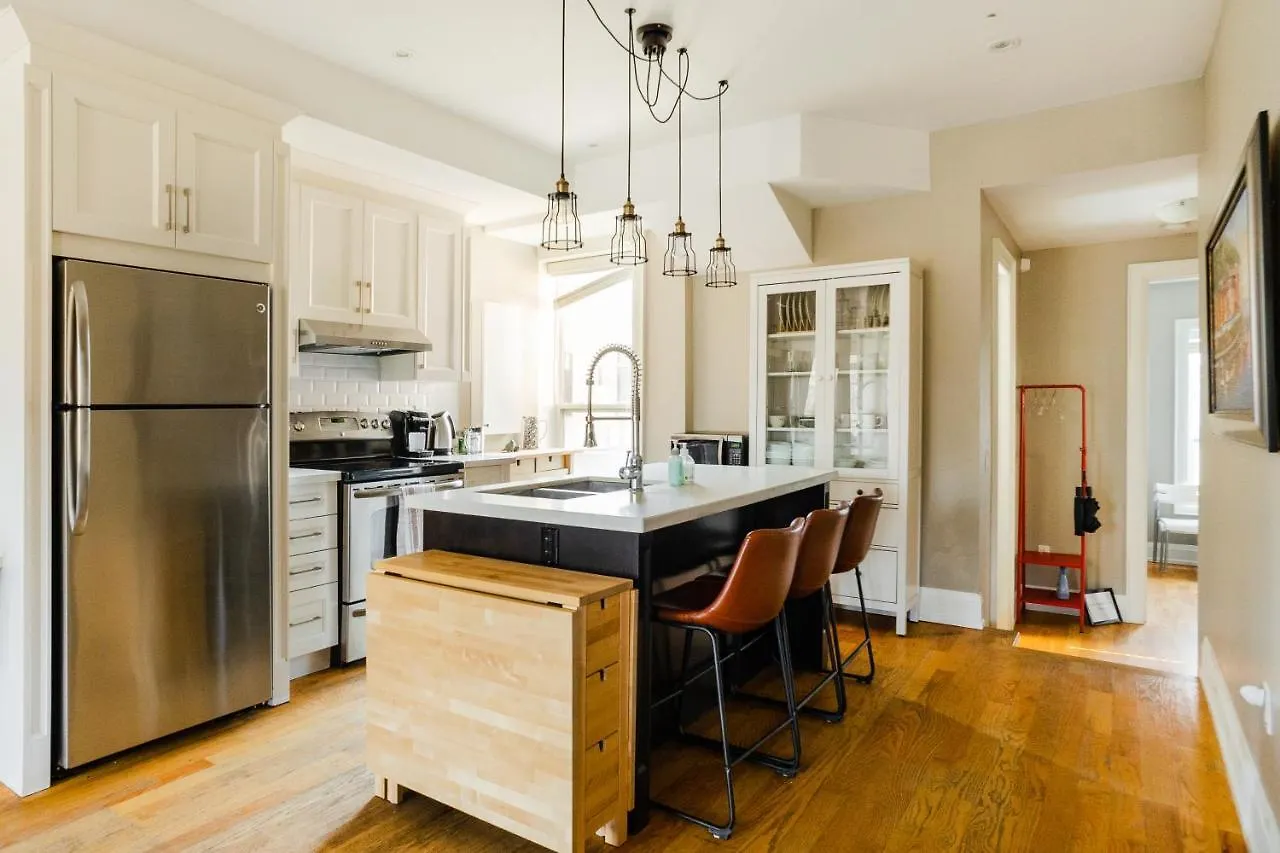 Tourist Home On Stanley Toronto Guest house