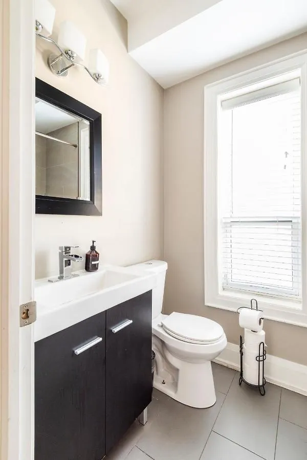 Tourist Home On Stanley Toronto Guest house