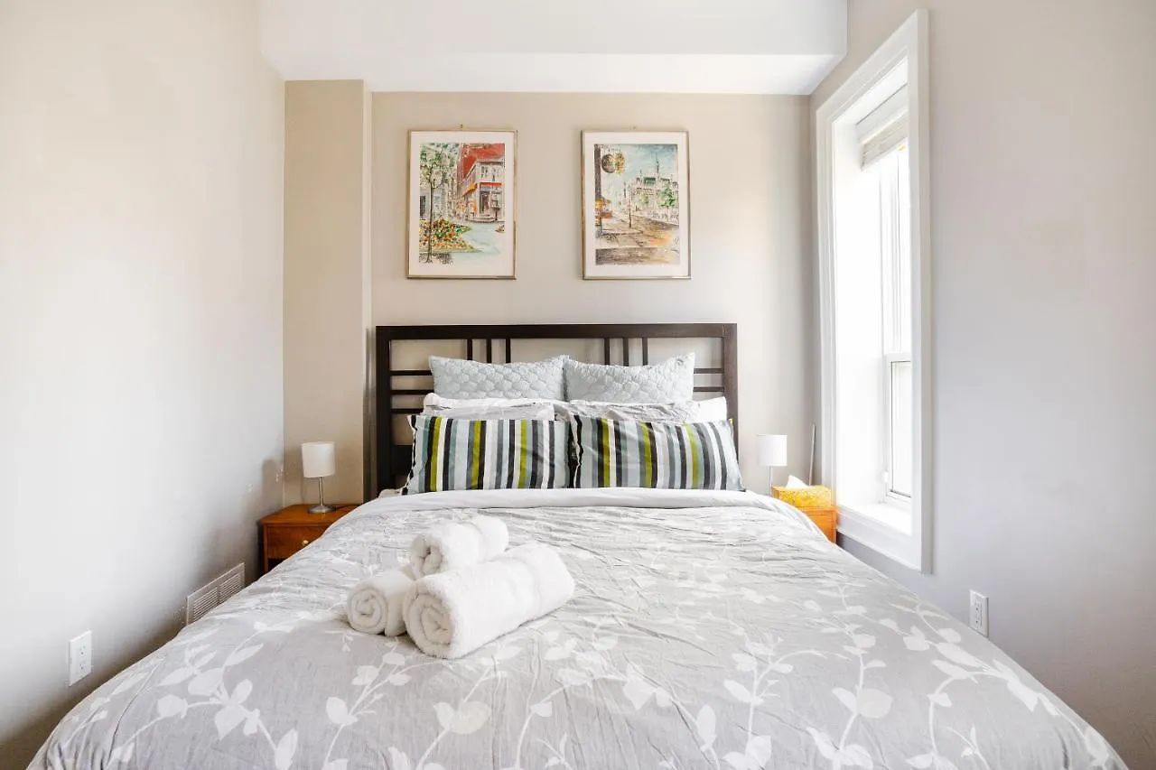 Tourist Home On Stanley Toronto Guest house