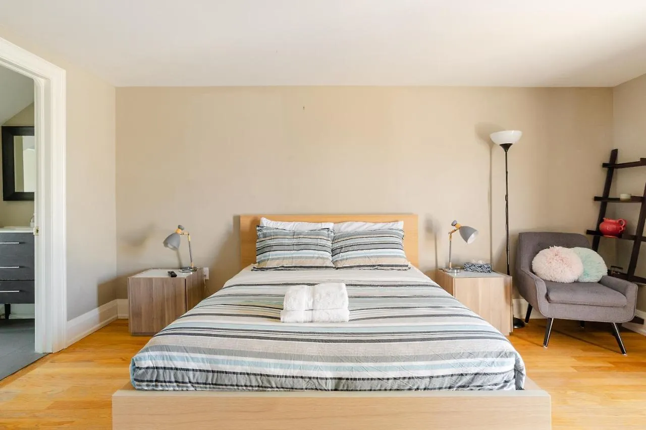 Guest house Tourist Home On Stanley Toronto Canada