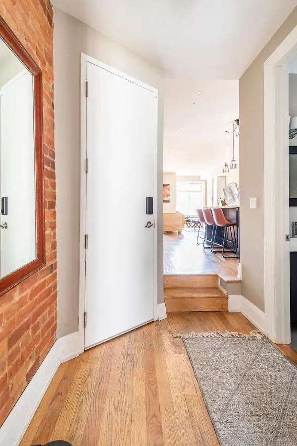 Tourist Home On Stanley Toronto Guest house